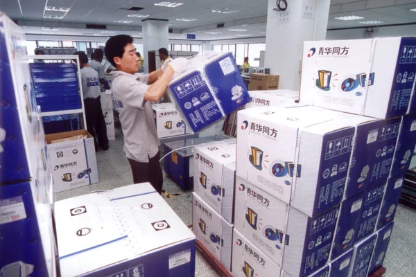 Lavoratori Cinesi Preparano Scatole Computer Desktop Presso Fabbrica Computer Tsinghua — Foto Stock