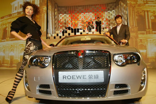 2006年10月24日 在上海举行的荣威750启动仪式上 上海汽车工业 新款的荣威750展上 中国车型摆姿势 — 图库照片