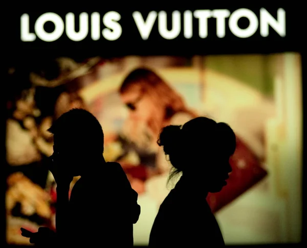 Lokalnych Obywateli Chin Chodzić Obok Louis Vuitton Butik Mieście Shenyang — Zdjęcie stockowe