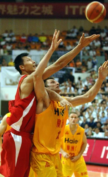 Chinas Jjianlian Izquierda Compite Con Jugador Tigres Melbourne Durante Partido — Foto de Stock