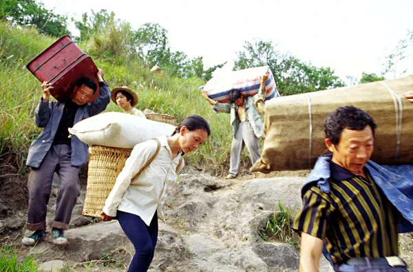 中国の移民は 湖北省の三峡ダムプロジェクトの移民プロジェクト中に彼らの前の住居を離れる前に 彼らの財産を移動します 2002 — ストック写真