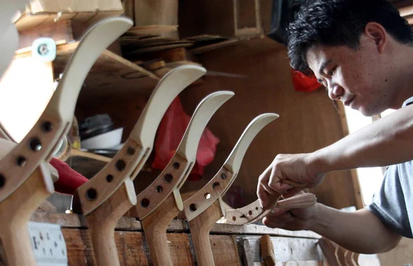 Letý Řemeslník Cai Dongpeng Provádí Komponenty Nanyin Pipas Jeho Semináři — Stock fotografie
