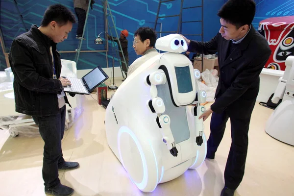 Chinese Engineers Test Robot Preparation China International Industry Fair 2009 — Stock Photo, Image