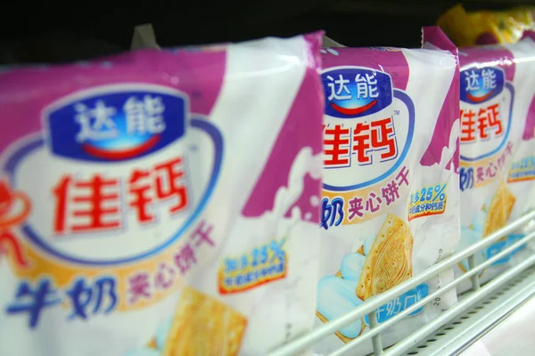 Vue Des Sacs Biscuits Danone Vendre Dans Supermarché Shanghai Juillet — Photo