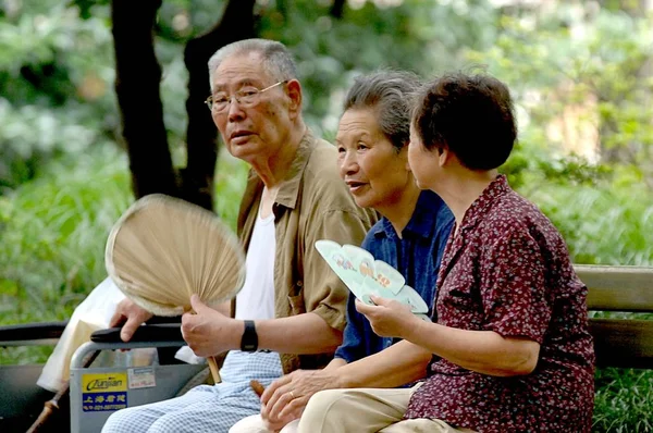 Bestand Drie Chinese Ouderen Rusten Een Park Shanghai Juli 2007 — Stockfoto