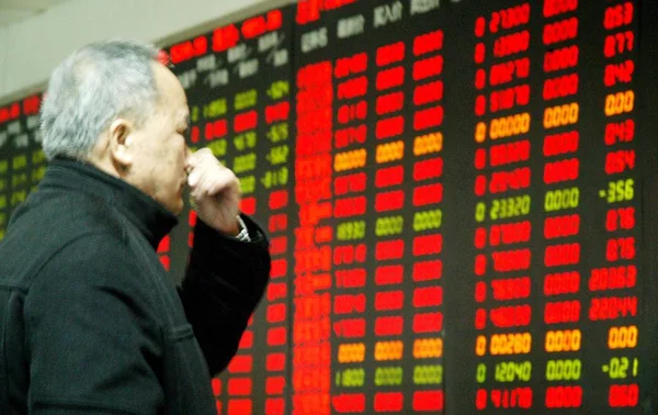 Investor Cina Merasa Kecewa Depan Layar Lebar Yang Menampilkan Informasi — Stok Foto