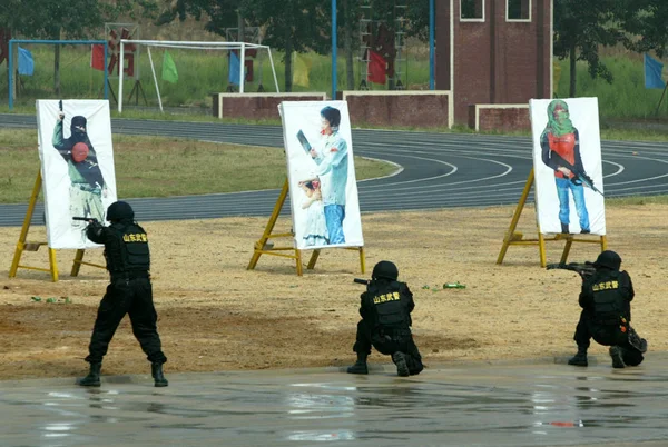 Китайские Военизированные Полицейские Стреляют Время Антитеррористических Учений Городе Цзинань Провинции — стоковое фото