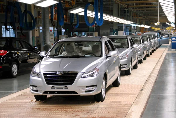 Autos Ven Línea Producción Una Planta Automóviles Dongfeng Motor Corporation — Foto de Stock