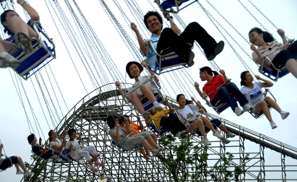 Visitors Have Fun Happy Valley Amusement Park Shanghai China August — Stock Photo, Image