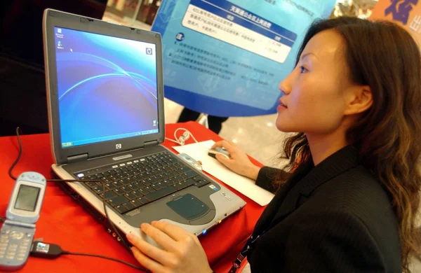 Chinese Young Woman Enjoys Wireless Line Service Guangzhou — Stock Photo, Image