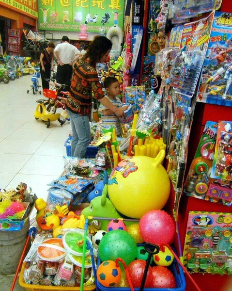 Клієнти Магазини Іграшок Супермаркеті Yichang Центральна Chinas Хубей Провінція Жовтня — стокове фото