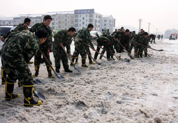 Soldados Chinos Barren Nieve Una Carretera Loudi Provincia Central Chinas — Foto de Stock