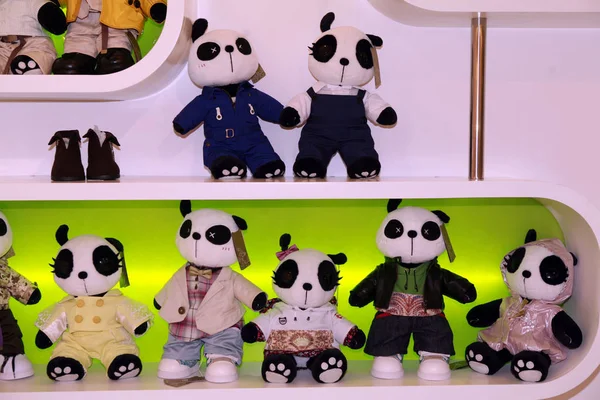 Bonecas Panda Vestidas Com Vários Trajes São Vistas Venda Uma — Fotografia de Stock