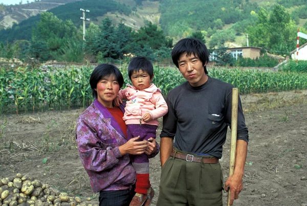 Пара Китайских Фермеров Вынашивающих Своего Ребенка Своих Фермах Сельской Местности — стоковое фото