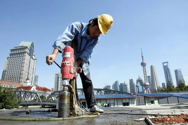 Trabajador Construcción Chino Trata Perforar Agujero Puente Wusong Road Sobre — Foto de Stock