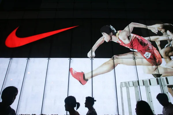 Yerel Çin Vatandaşlarının Bir Reklam Nike Liu Xiang Shanghai Görüntü — Stok fotoğraf
