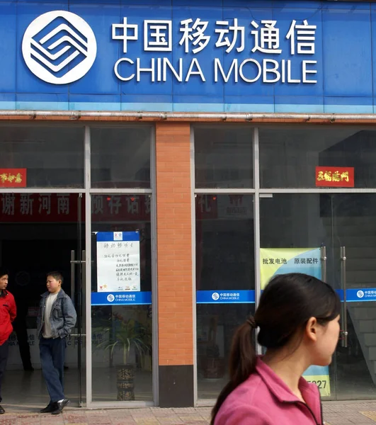 Lokale Chinesische Einwohner Gehen Einer Business Hall Von China Mobile — Stockfoto