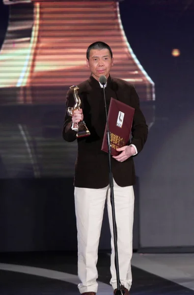 Chinese Director Feng Xiaogang Holds His Trophy Best Director Award — 스톡 사진