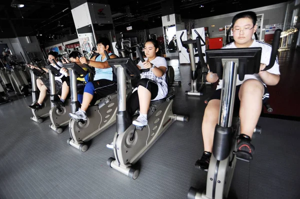 Chinese Obese Children Exercise Cycling Machines Weight Reduction Summer Camp — Stock Photo, Image