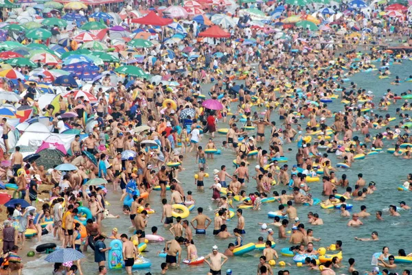 Отдыхающие Толпятся Пляжном Курорте Городе Далянь Северо Восточный Китай Провинции — стоковое фото