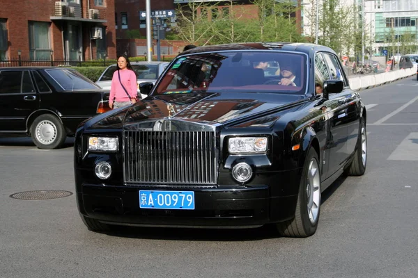 2009年4月8日 北京の路上でロールス ロイスの車が見られる — ストック写真