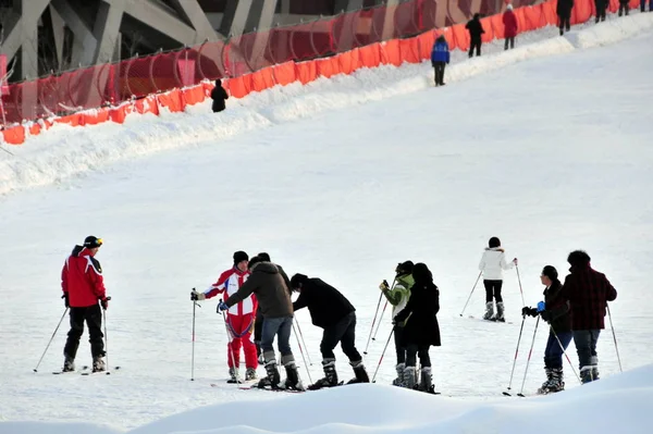 Les Résidents Chinois Aiment Skier Dans Une Station Ski Extérieur — Photo