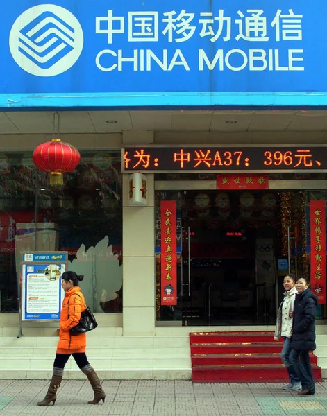 Des Citoyens Chinois Passent Devant Une Branche China Mobile Dans — Photo