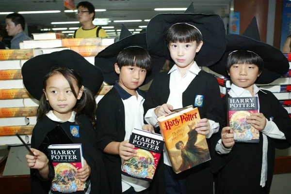 Des Enfants Chinois Interprétant Harry Potter Montrent Des Copies Livre — Photo