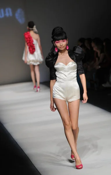 Desfile Modelos Desfile Moda Judy Hua Durante Shanghai Fashion Week — Fotografia de Stock