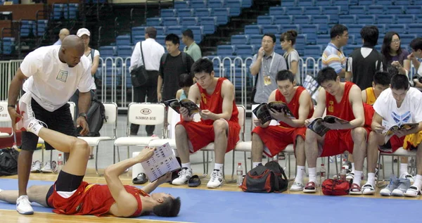 Ein Teammitglied Der Chinesischen Männer Basketballnationalmannschaft Hilft Jianlian Beim Training — Stockfoto