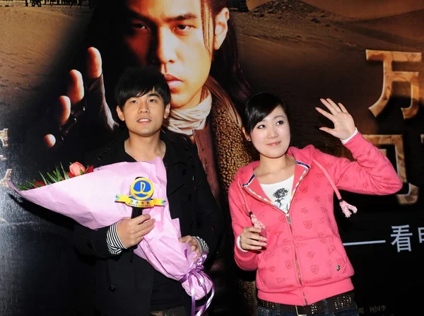 Тайваньский Певец Актер Джей Чоу Слева Позирует Рядом Китайским Фанатом — стоковое фото