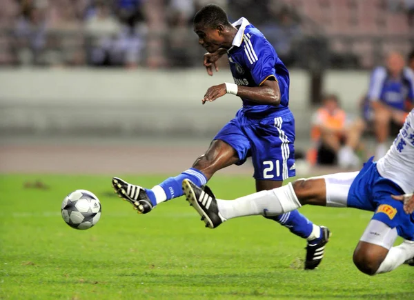 Chelseas Salomon Kalou Left Shoots Unidentified Player Guangzhou Pharmaceutical Football — Stock Photo, Image