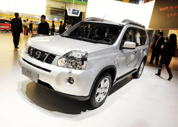 Odwiedzający Wyglądają Nissan Trail Produkowane Przez Dongfeng Nissan Joint Venture — Zdjęcie stockowe