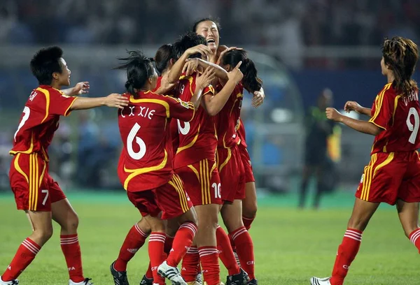 Los Jugadores Chinos Celebran Después Marcar Gol Contra Dinamarca Durante —  Fotos de Stock