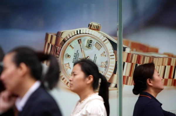 Граждане Китая Проходят Мимо Рекламы Часов Rolex Шанхае Китай Ноября — стоковое фото