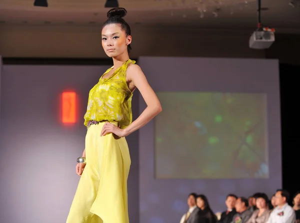 Model Parady Podczas Pokazu Mody Znakowanie Otwarcie Shanghai Fashion Week — Zdjęcie stockowe