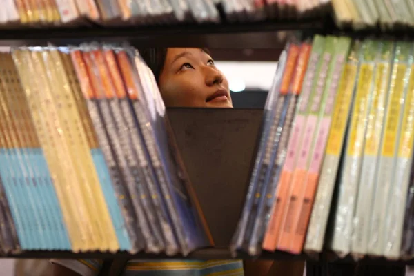 Una Cara Los Visitantes Través Los Libros Durante Feria Del —  Fotos de Stock