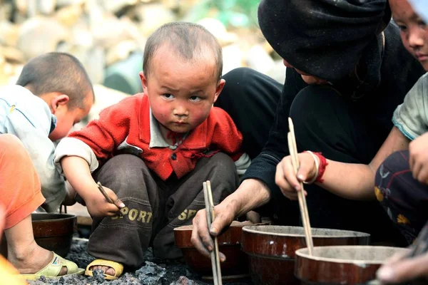 Китайские Маленькие Дети Собирают Пепел Керамической Фарфоровой Фабрике Сельской Местности — стоковое фото