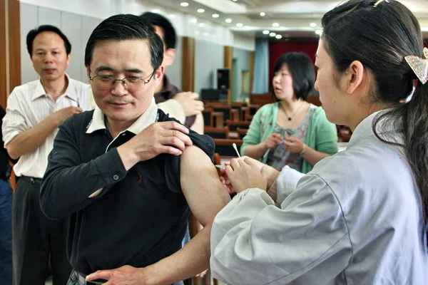 Kinesiska Sjukvårdspersonal Injicera Anställda Ett Företag Med Hepatit Vacciner Bengbu — Stockfoto