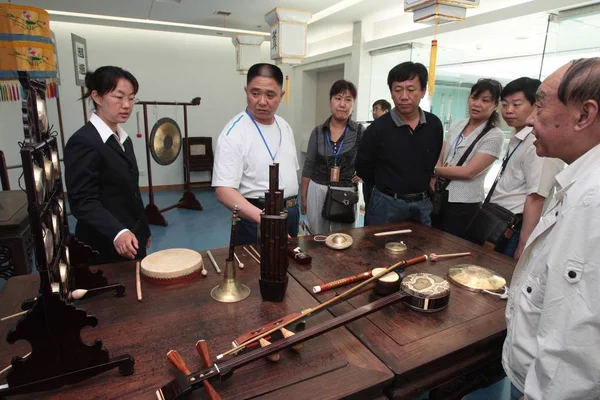 Ένα Προσωπικό Παρουσιάζει Παραδοσιακά Κινέζικα Μουσικά Όργανα Που Χρησιμοποιούνται Κατά — Φωτογραφία Αρχείου