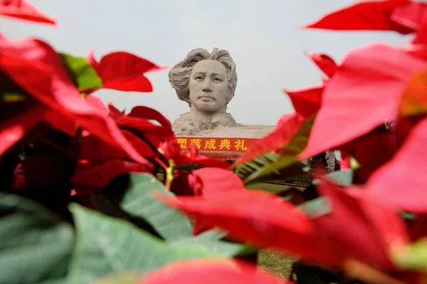 Uma Estátua Metros Altura Falecido Líder Chinês Mao Zedong Sua — Fotografia de Stock