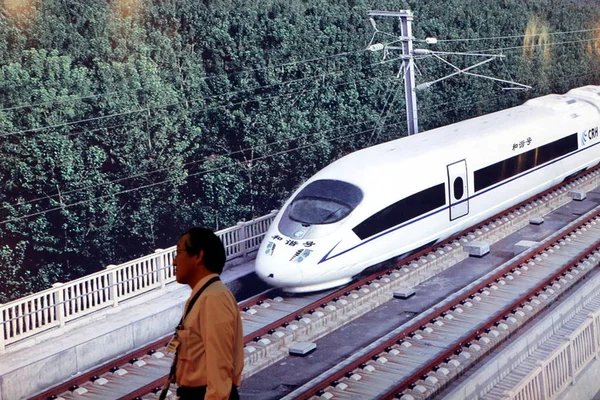 Chinese Visitor Walks Advertisement Crh China Railway High Speed Train — Stock Photo, Image