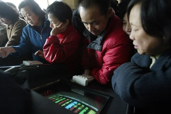 Chińskich Akcjonariuszy Oglądać Ceny Akcji Czerwone Ceny Górę Ekranie Domu — Zdjęcie stockowe