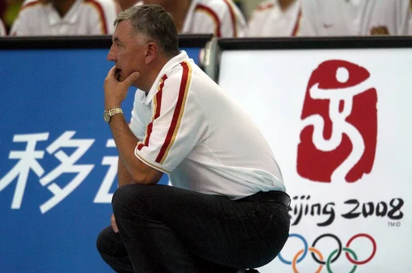 Jonas Kazlauskas Cheftrainer Der Chinesischen Basketballnationalmannschaft Beobachtet Während Eines Basketballspiels — Stockfoto