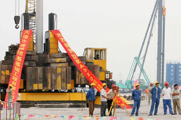 Chinesische Bauarbeiter Beobachten Den Ablauf Der Eröffnungszeremonie Des Baus Der — Stockfoto