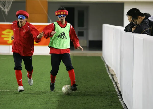 Två Blinda Fotbollsspelare Kör Efter Foorball Träningen Qingdao Östra Kinas — Stockfoto