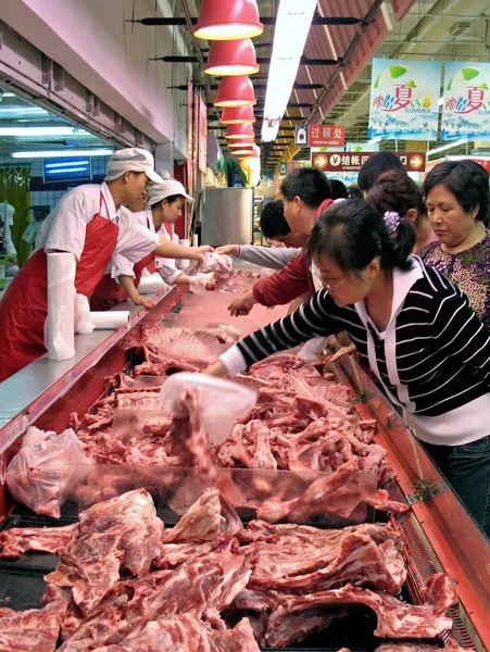 Lokalni Klienci Zakupy Wieprzowiny Supermarkecie Jinan East Chinas Shandong Prowincja — Zdjęcie stockowe
