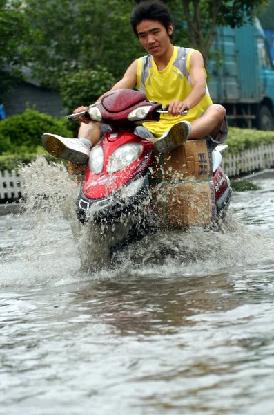 Kínai Férfi Vezet Motoros Robogó Árvizek Miatt Heves Esőzések Utcán — Stock Fotó
