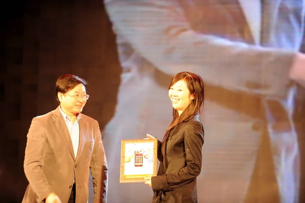 Первый Клиент Заказавший Iphone China Unicoms Онлайн Получает Сертификат Иминя — стоковое фото