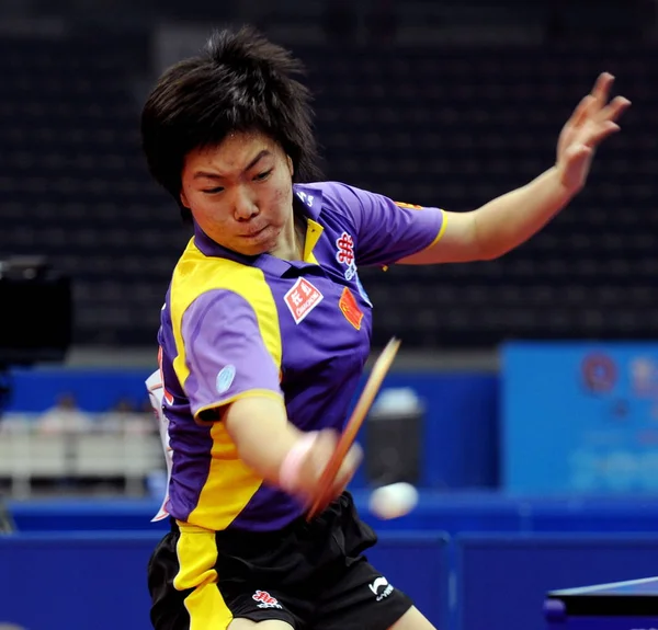 2008年2月25日 在中国南方广东省广州举行的世界乒乓球锦标赛女子预赛中 中国的李晓霞与朝鲜队作战 中国以3比1击败朝鲜 — 图库照片